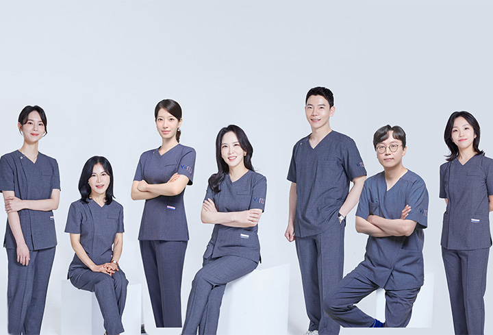 V&MJ 원장님들 단체 사진: 네이비,여름 하복, 니어 샷, 김영주 원장, 박혜수 원장, 장희원 원장, 김민주 대표원장, 이병두 원장, 조현석 원장, 권규현 원장