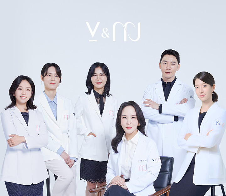 V&MJ 원장님들 단체 사진:화이트/네이비, 풀 샷, 권규현 원장, 김영주 원장, 박혜수 원장, 김민주 대표원장, 이병두 원장, 장희원 원장