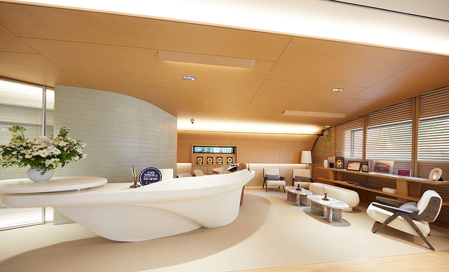 V&MJ 피부과 건물 내부 프론트