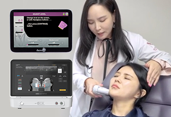 브이앤엠제이(V&MJ) 피부과 DEEP SEE 초음파 디자인 – 원장이 초음파 기계로 피부층을 확인하여 디자인 하고, 고객에게 맞춤형 울쎄라 시술 계획을 세우는 과정